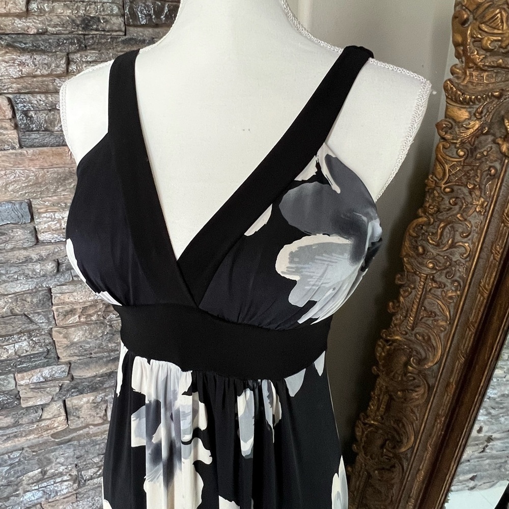 Elegant Black and White Floral V-Neck Maxi Dress - Picture 4 of 7